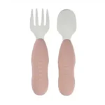 Aidez votre bébé à gagner en autonomie avec le lot de 2 pré-couverts d'apprentissage en inox de BÉABA. Design ergonomique, matériaux sûrs et adaptés aux petites mains. Coloris Pralin