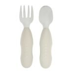 Aidez votre bébé à gagner en autonomie avec le lot de 2 pré-couverts d'apprentissage en inox de BÉABA. Design ergonomique, matériaux sûrs et adaptés aux petites mains. Coloris Gris Velours.