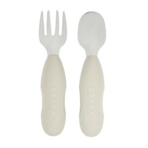 Aidez votre bébé à gagner en autonomie avec le lot de 2 pré-couverts d'apprentissage en inox de BÉABA. Design ergonomique, matériaux sûrs et adaptés aux petites mains. Coloris Gris Velours.