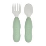 Aidez votre bébé à gagner en autonomie avec le lot de 2 pré-couverts d'apprentissage en inox de BÉABA. Design ergonomique, matériaux sûrs et adaptés aux petites mains. Coloris Vert sauge