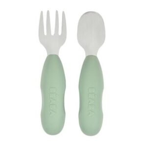 Aidez votre bébé à gagner en autonomie avec le lot de 2 pré-couverts d'apprentissage en inox de BÉABA. Design ergonomique, matériaux sûrs et adaptés aux petites mains. Coloris Vert sauge